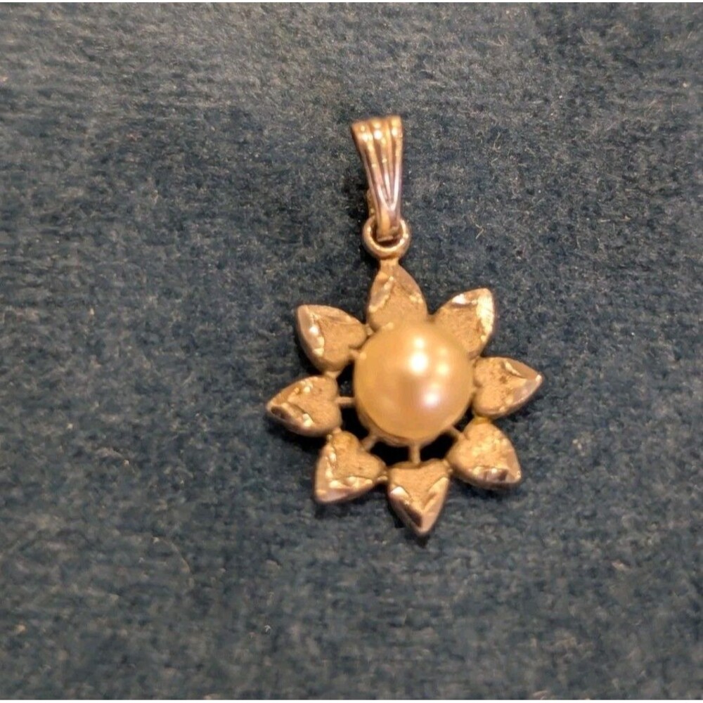 ​VINTAGE STERLING SILVER PETITE SUNFLOWER STARBURST PENDANT WITH CENTER PEARL